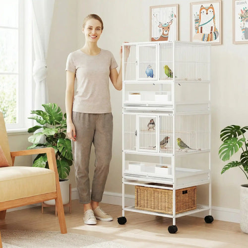 Femme souriante présentant une grande cage oiseaux avec séparation et espace de rangement sur roulettes blanche dans un salon