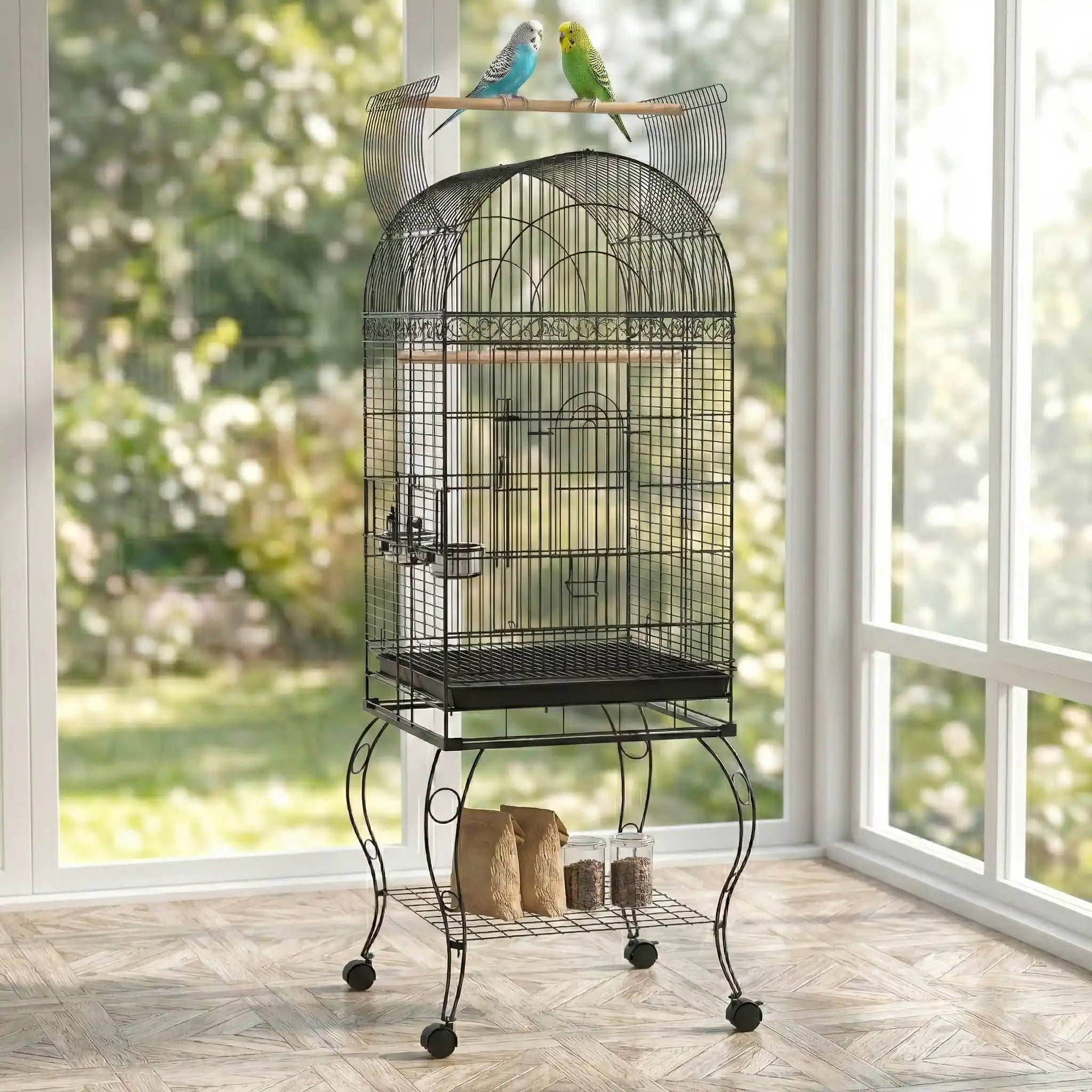 Grande cage oiseau ancienne noir sur roulettes au style vintage avec deux perruches sur le perchoir extérieur supérieur